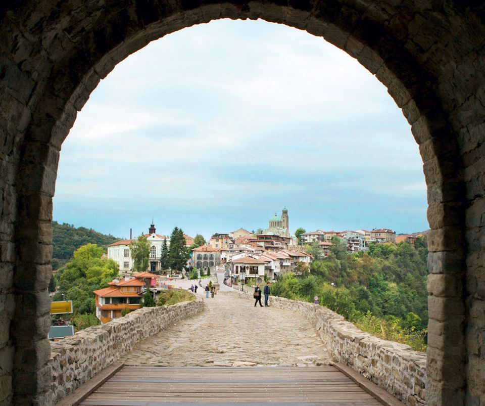 Bulgarien Urlaub: Die besten Tipps: Blick über Weliko Tarnowo von der Festung Zarewez