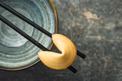 Chinesische Weisheiten: Ein Glückskeks auf Essstäbchen