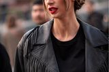 Flechtfrisuren: Frau mit Lederjacke und Flechtfrisur