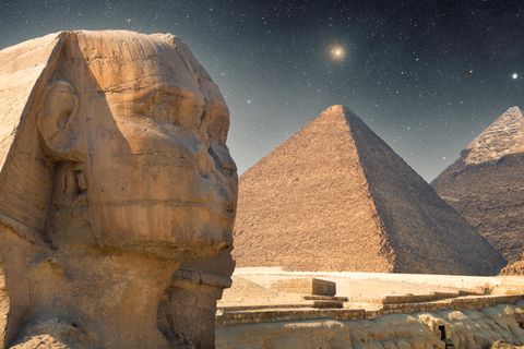 Ägyptische Sternzeichen: Die Sphinx und Pyramiden unter einem Sternenhimmel