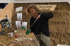 Blütenfreunde: So kannst du mit 10 Euro Wildbienen retten Blütenfreunde: Redakteurin Susanne baut ein Insektenhotel