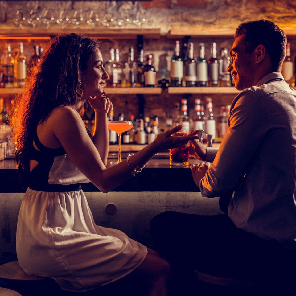Amy Cuddy: Ein Pärchen beim ersten Date in einer Bar