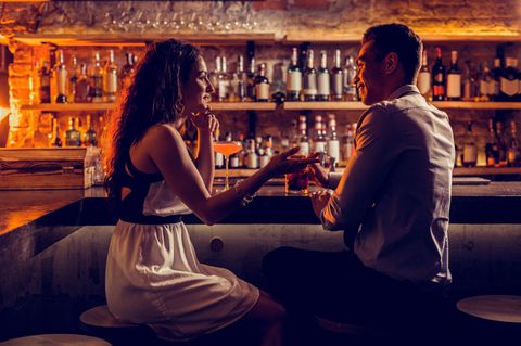 Amy Cuddy: Ein Pärchen beim ersten Date in einer Bar