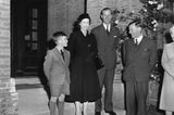 Royals Erster Schultag: Prinz Charles mit Königin Elizabeth vor seiner Schule