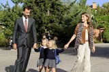 Royals Erster Schultag: Prinzessin Leonore und Prinzessin Sofia halten die Hände ihrer Eltern
