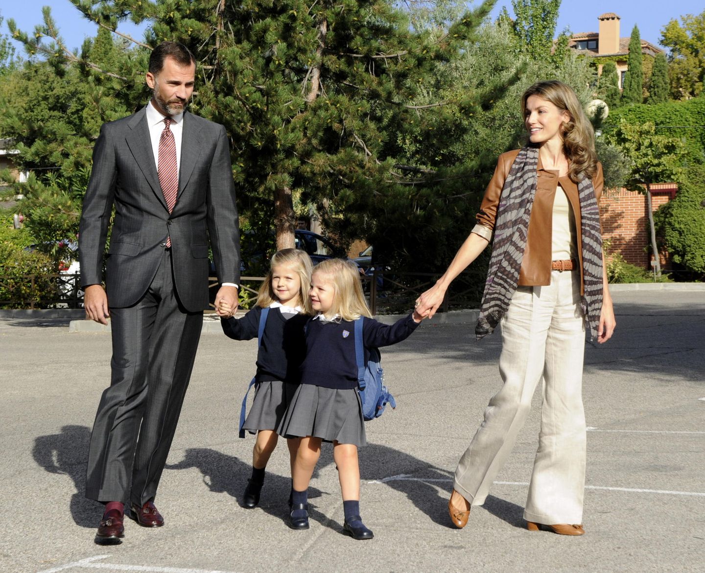 Royals Erster Schultag: Prinzessin Leonore und Prinzessin Sofia halten die Hände ihrer Eltern