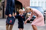 Royals Erster Schultag: Prinz George hält die Hand einer Frau
