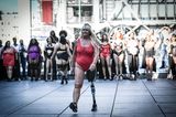The All Sizes Catwalk: Frau mit Beinpothese