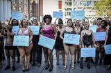 The All Sizes Catwalk: Frauen mit Schildern