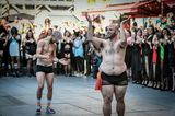The All Sizes Catwalk: Zwei Männer in Unterwäsche