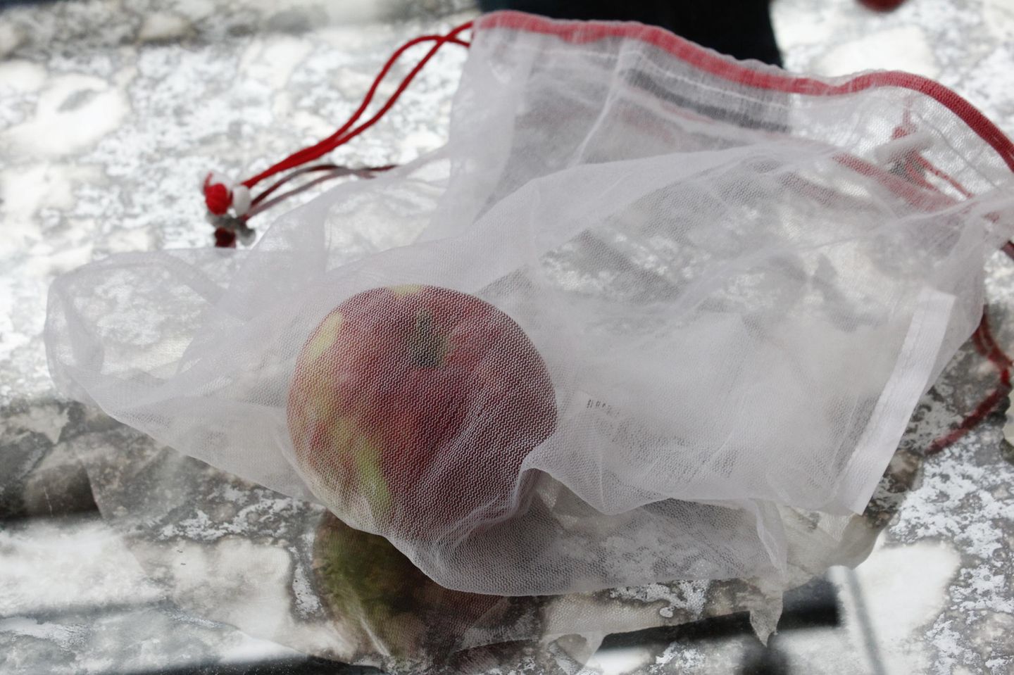 Umweltbewusst leben: Apfel im Netz