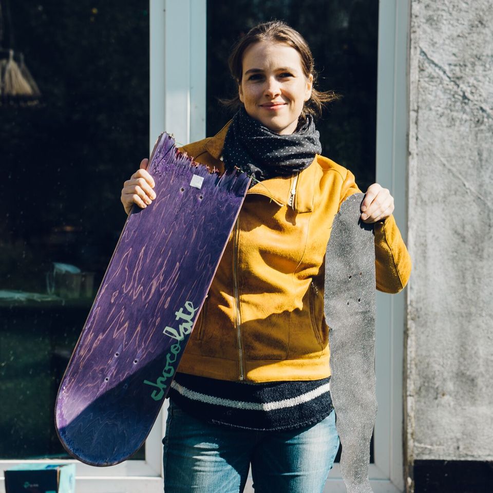 Anna posiert mit Skateboard