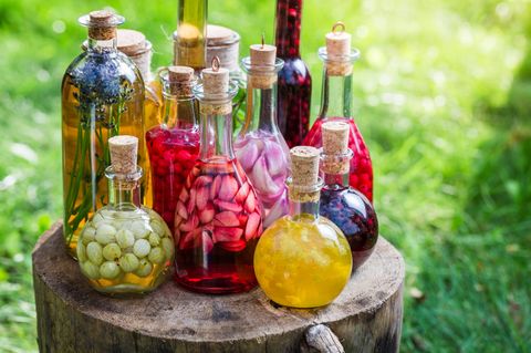 Likör selber machen: Likör mit Früchten in Glasflaschen