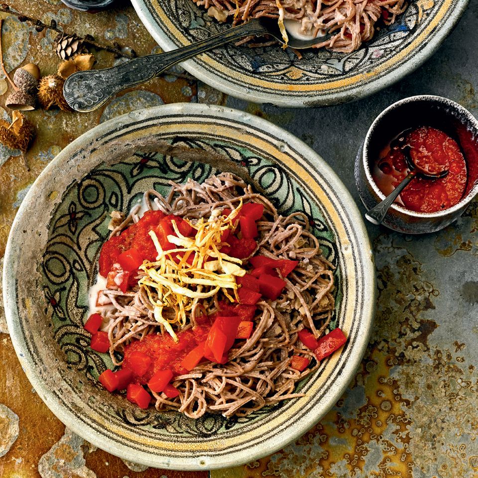 Adzuki-Bohnen-Pasta mit Walnuss-Soße und Paprika-Salsa