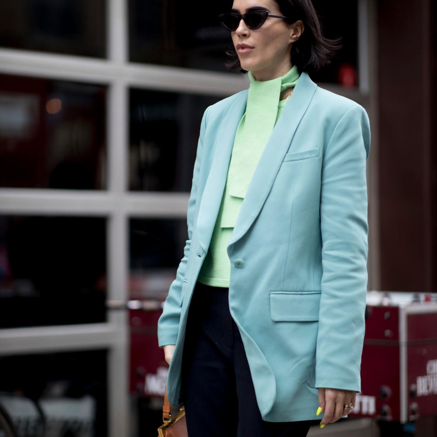 Hellblauer Mantel mit pastellgrüner Bluse