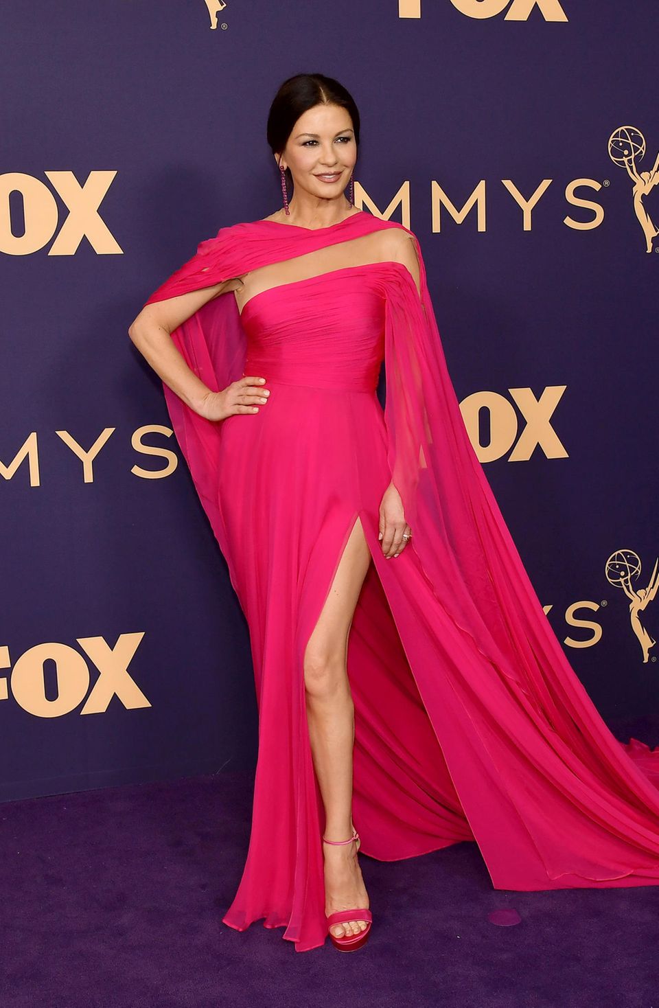 Lady in Pink! Catherine Zeta Jones stahl in diesem leuchtend pinken Kleid mit sexy Cut-out so mancher Promi-Lady die Show.