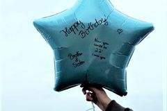Verwaiste Geschwister: Wie eine junge Frau den Tod ihres Bruders verkraftet Luftballon für Hendrik