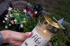 Verwaiste Geschwister: Wie eine junge Frau den Tod ihres Bruders verkraftet Kerze für Hendrik