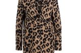 Nie wieder ohne Animalprints bedeutet nie wieder ohne diesen kuscheligen Mantel im Leoparden-Design. We love! Von Harris Wharf London über Breuninger, um 420 Euro.