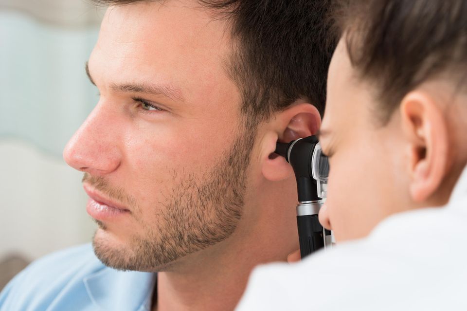 Hörsturz-Behandlung: Ärztin untersucht ein Ohr