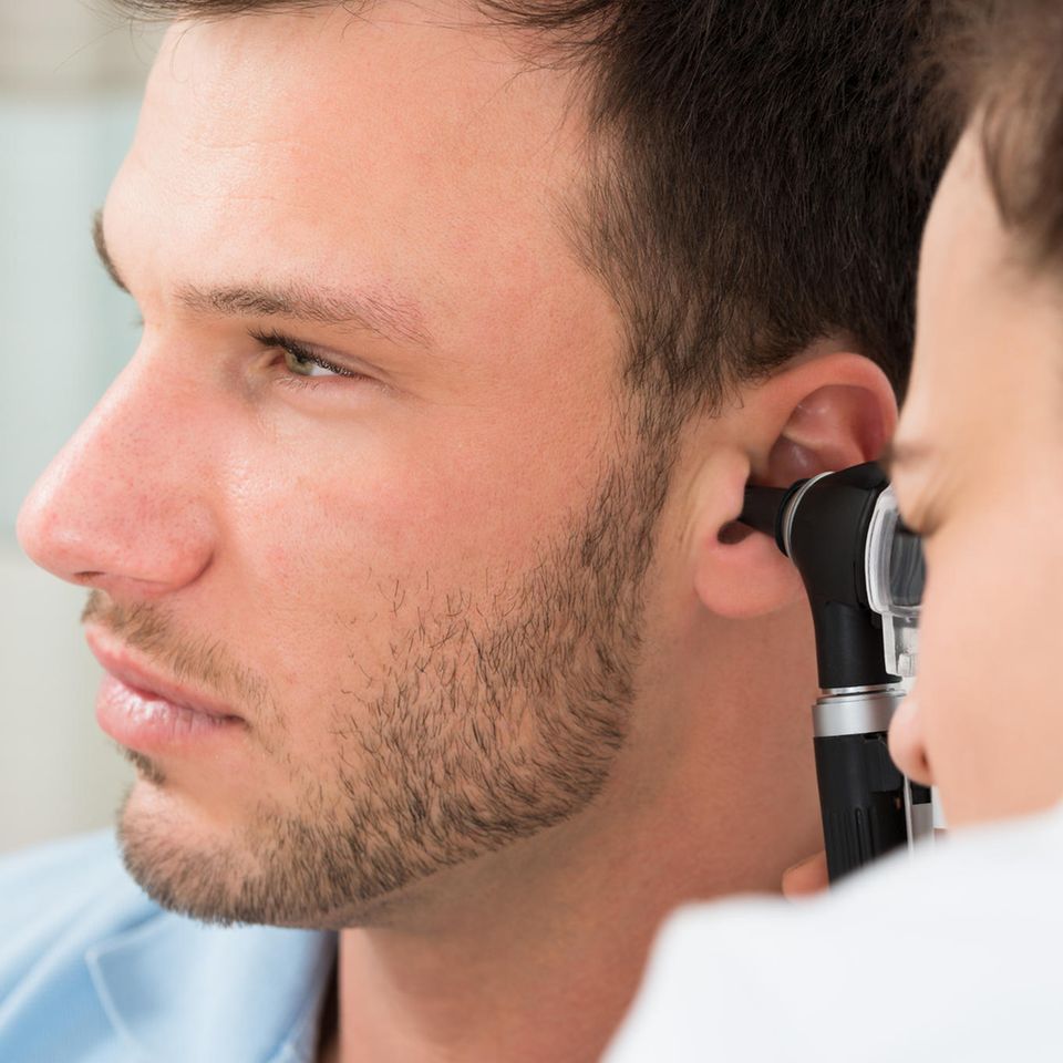 Hörsturz-Behandlung: Ärztin untersucht ein Ohr
