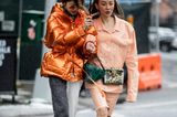 Streetstyle-Look: orangene Jacke mit Metallic-Optik