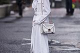 Streetstyle-Look: weißes Kleid und silberne Schuhe