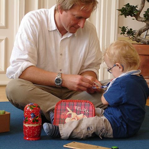 Ankerland: Dr. Andreas Krüger mit einem Kind in einem Therapieraum von Ankerland e.V.