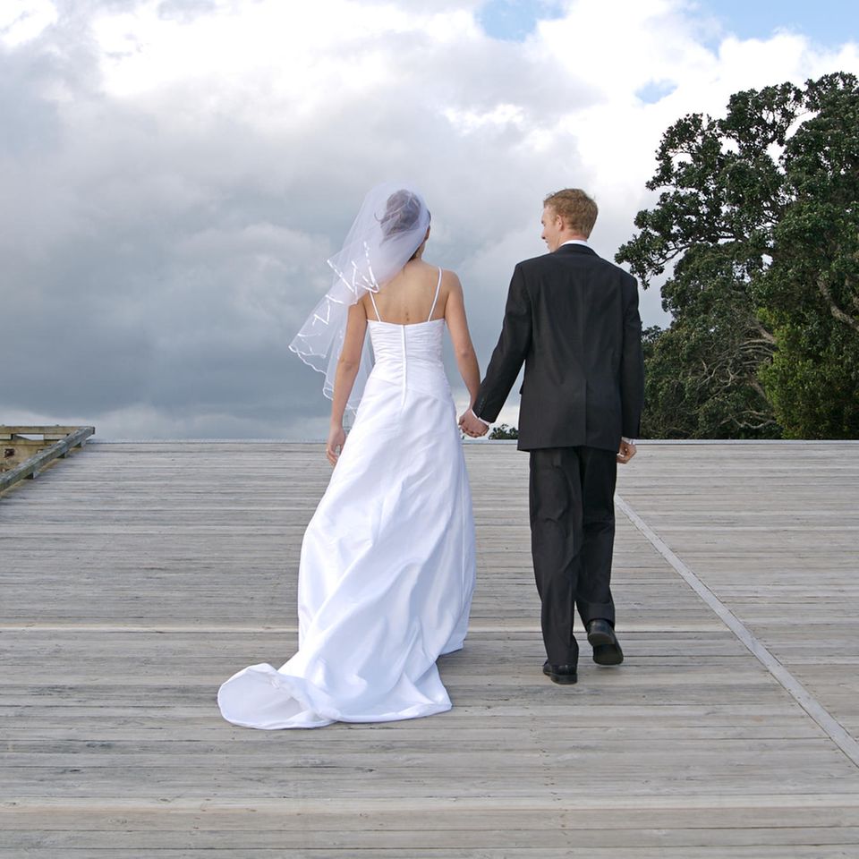Whisper: Ein Brautpaar geht dunklen Wolken entgegen