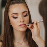 Beautyfehler: Frau wird geschminkt