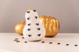 Halloween Deko basteln: Goldene und weiße Kürbisse mit Spinnen