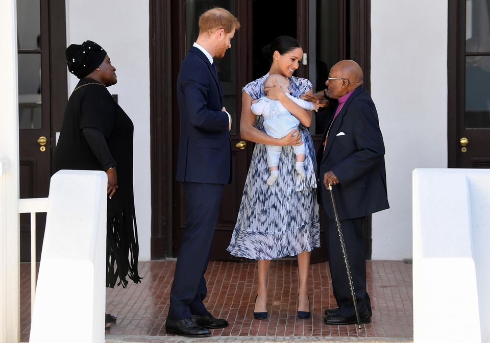 Herzogin Meghan und Prinz Harry zeigen Baby Archie in Afrika