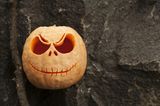 Halloween Deko basteln: geschnitzter Kürbis