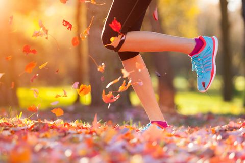 Sport im Herbst: Frau beim Jogging
