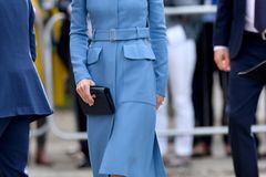 Royale Recycler: Kate im blauen Mantel