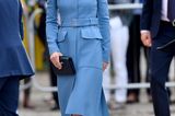 Royale Recycler: Kate im blauen Mantel