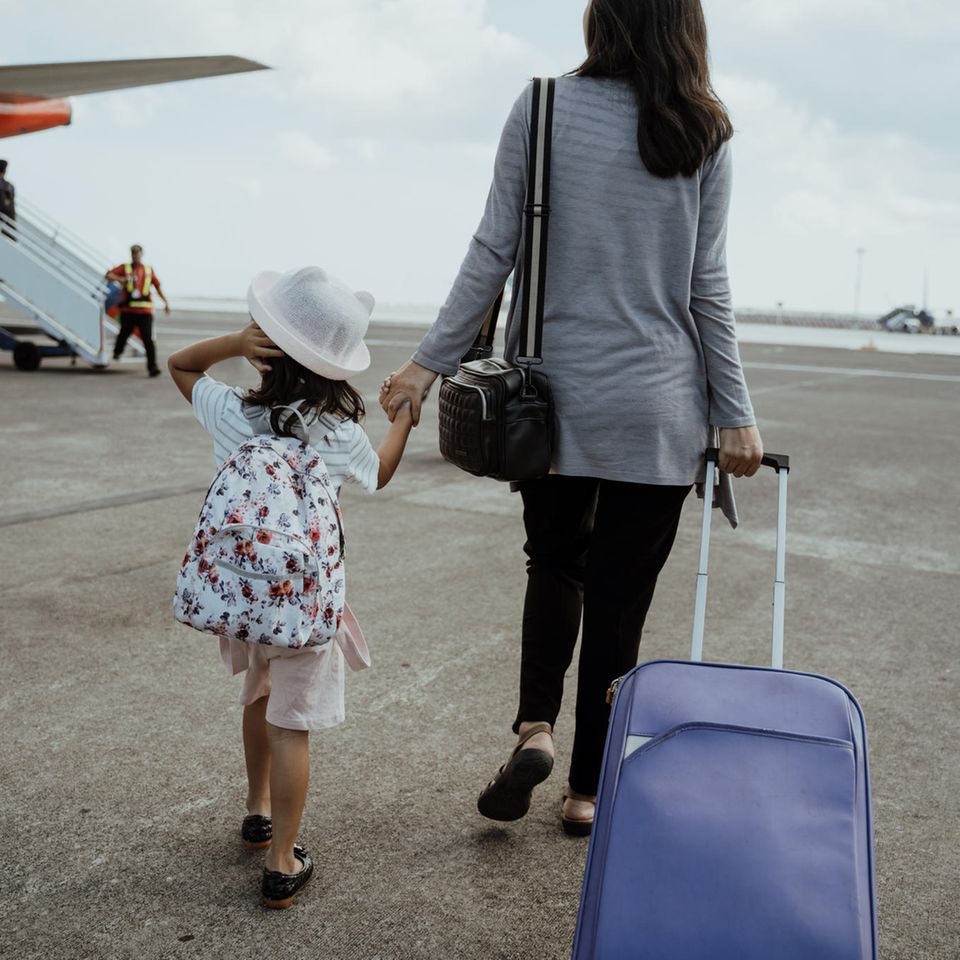 Whataboutism: Was ist das eigentlich?: Mutter und Kind auf Flughafen