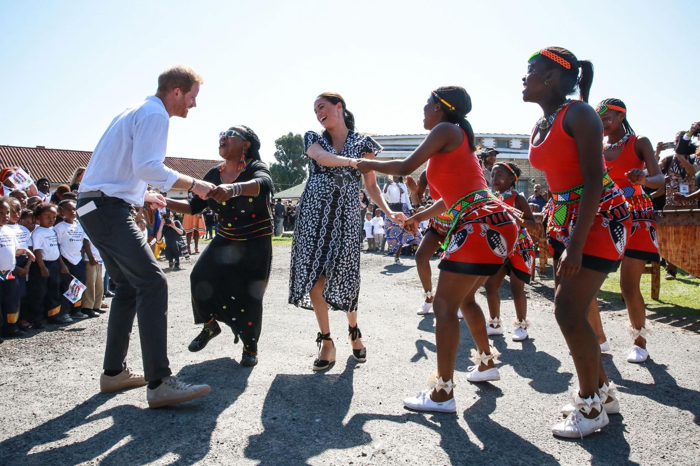 Herzogin Meghan + Prinz Harry in Afrika: Meghan Markle und Prinz Harry tanzen