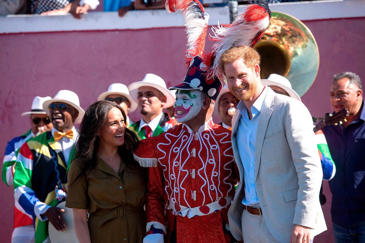 Herzogin Meghan + Prinz Harry in Afrika: Meghan Markle und Prinz Harry posieren mit Clown