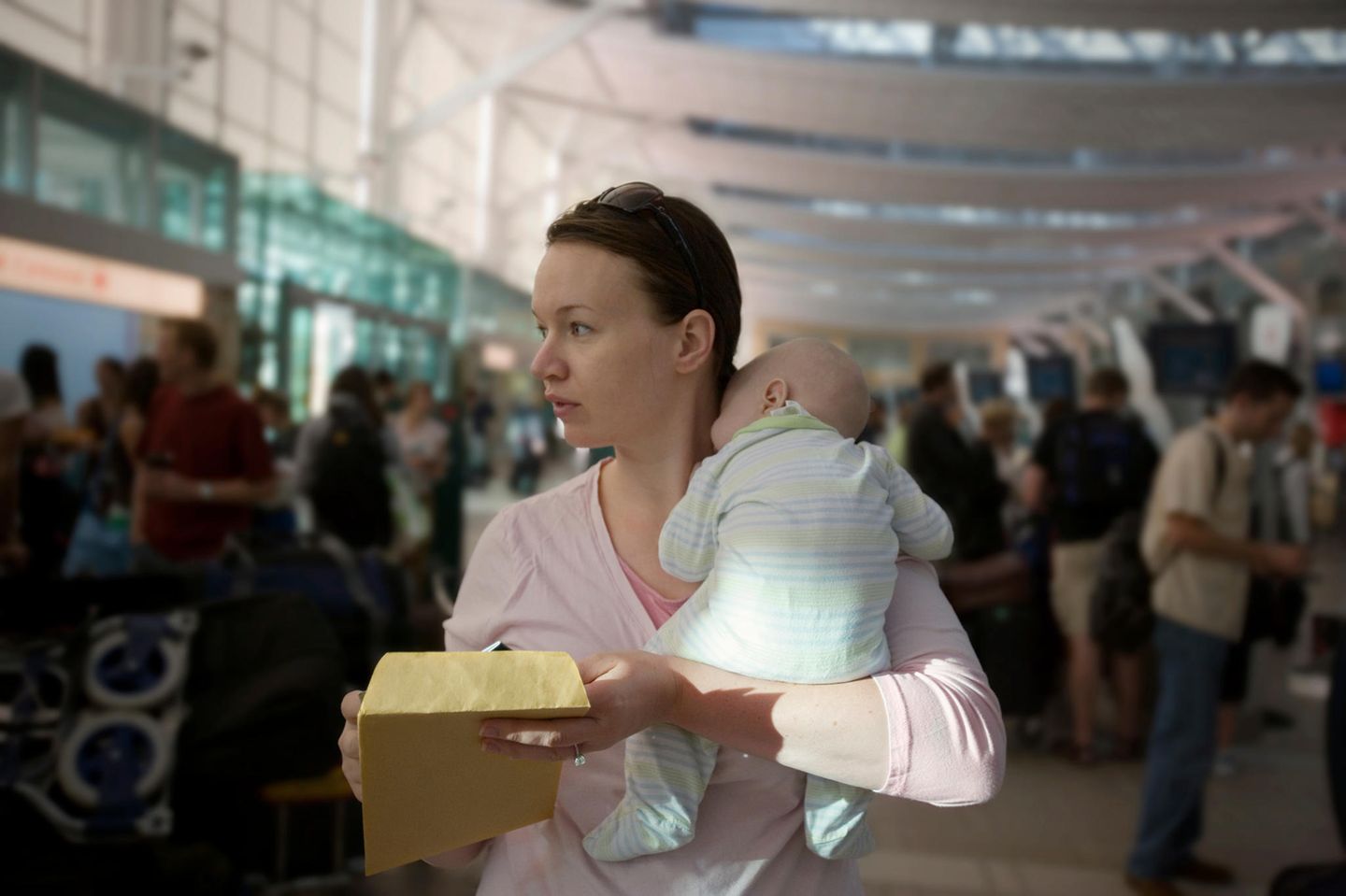 Fliegen mit Baby: Warum Mütter sich an Flughäfen Botschaften hinterlassen