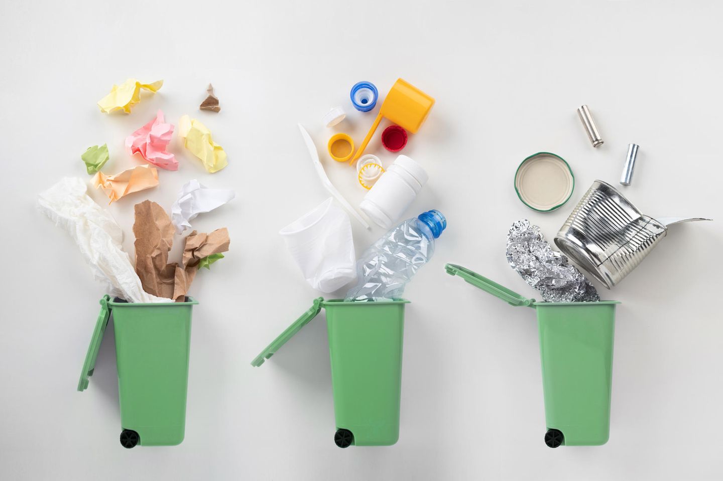 Müll richtig trennen – ein Trennungsguide: Mülltonnen mit Müll