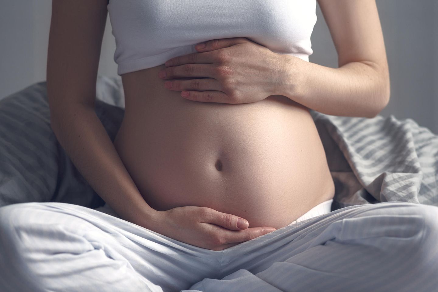 Schwangerschaft unbemerkt: "ich glaube ich kriege ein Kind": Frau mit schwangerem Bauch