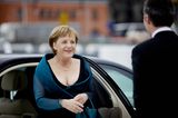 Promikleider: Angela Merkel steigt aus einem Auto