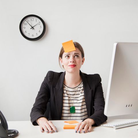 Denkfallen im Job: Frau mit Post it auf Stirn