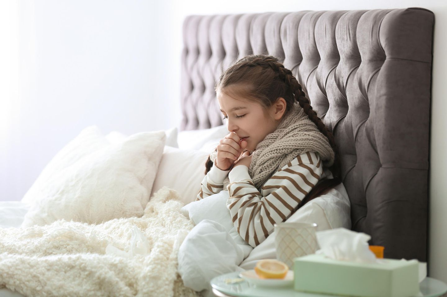 Chronische Bronchitis: Krankes Mädchen im Bett