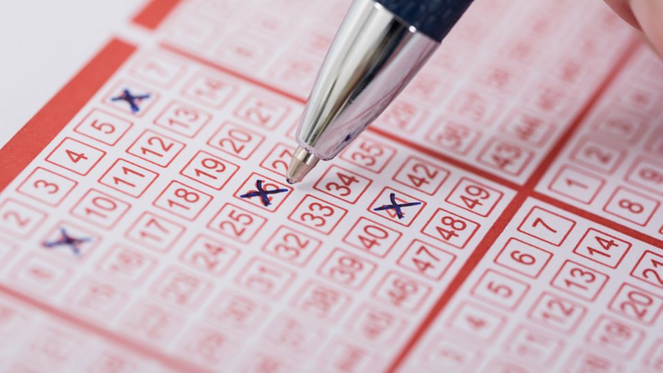 Lottogewinn: Lottoschein mit Kreuzen Lottogewinn: Lottoschein mit Kreuzen