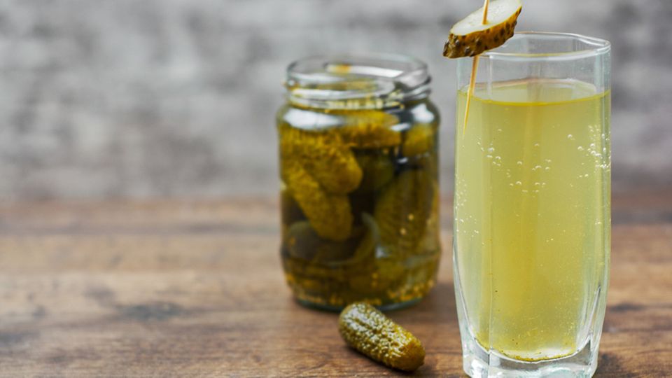 Gurkenwasser: Glas mit Gurkenwasser Gurkenwasser: Glas mit Gurkenwasser