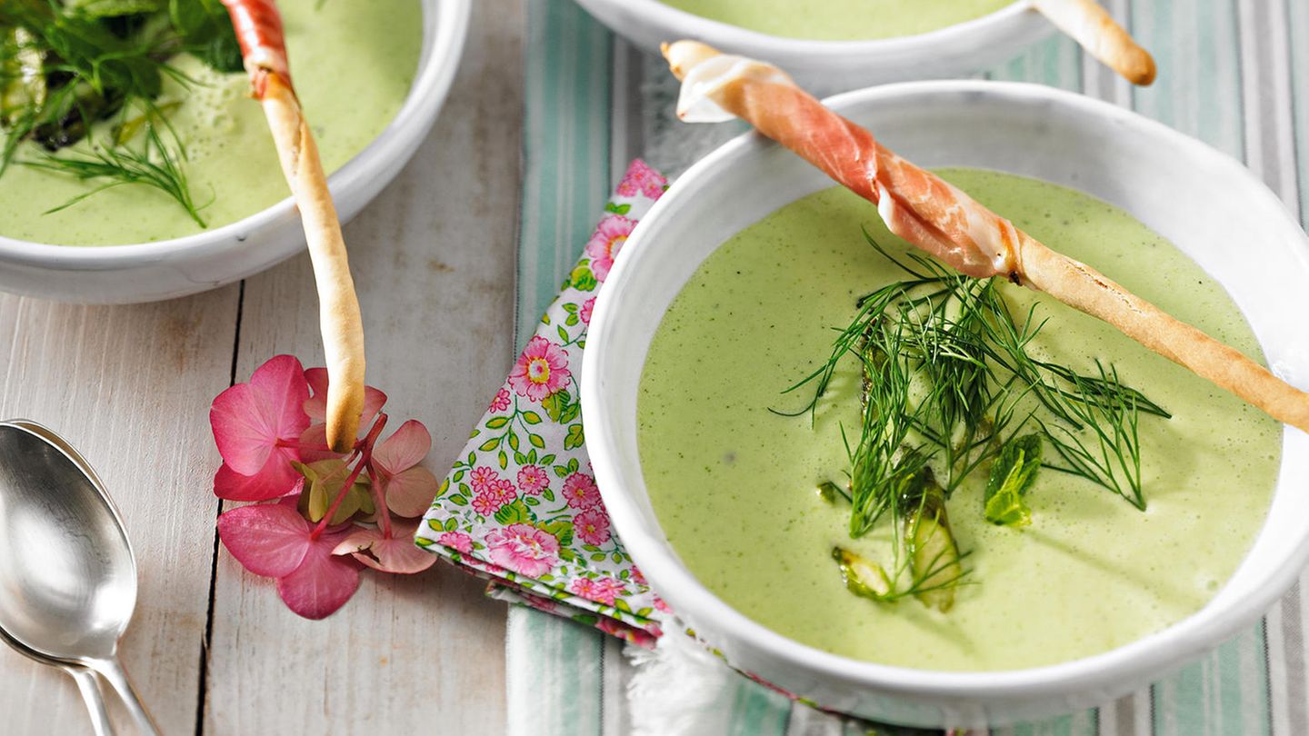 Gurken-Kefir-Suppe mit grünem Spargel | BRIGITTE.de