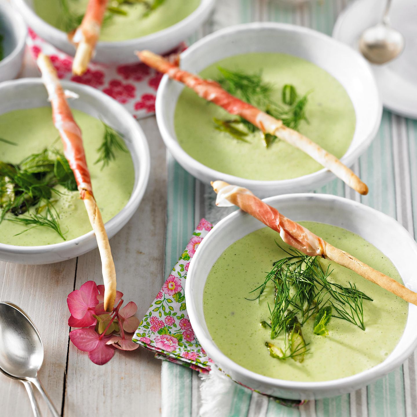 Gurken-Kefir-Suppe mit grünem Spargel