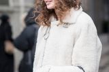 Winter-Frisuren: Frau mit Wollmütze auf der Strasse